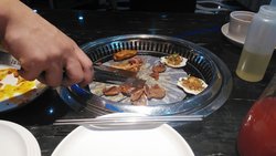 服务员帮我烤肉