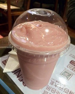 草莓酸奶沙冰