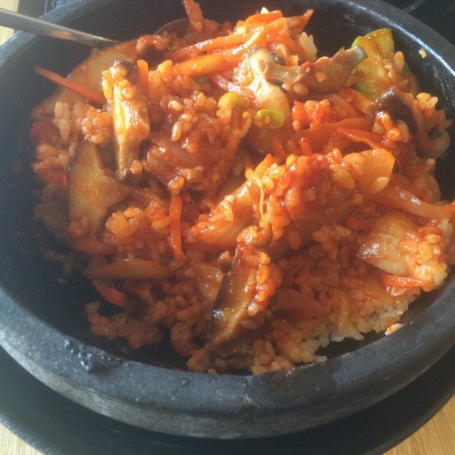 鸡肉虾仁石锅拌饭