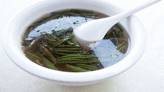 这个季节很适合吃这道菜，滑滑爽爽的莼菜，汤头看起来油实际刚好，还有少许虾仁和肉。