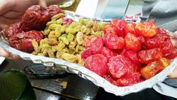 这个是大菜单最后一页的，小单子上面并没有。分别是枣、圣女果、葡萄干各50克。毕竟新疆产这些东西，所以便宜吧～很划算阿，枣的个头很大啊！