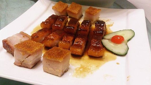 就全晚的粤菜而言，这个冰肉拼脆皮叉烧算地道口味了。