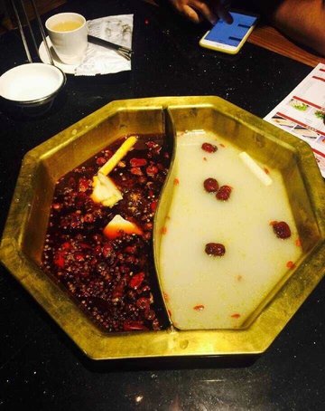 牛油蹄花鸳鸯锅底