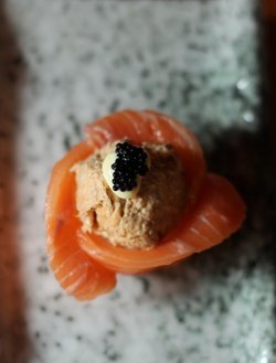 黑蟹籽,吞拿鱼,三文鱼刺身