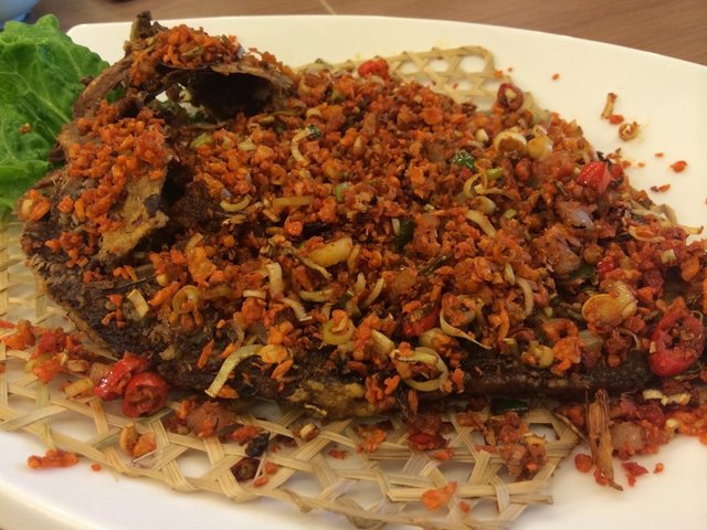 香茅草烧鲈鱼