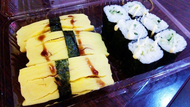 寿司里面我最喜欢的就是玉子烧，因为吃起来甜甜的像在吃甜品。 黄瓜细卷也很清爽，上面撒了沙拉酱的。
