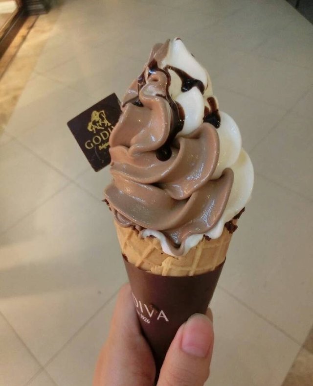 巧克力软冰激凌