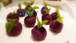 4个48，软糯的紫薯泥中间是芒果酸奶，据说每天酸奶都不一样，端上来就被抢空了，可以是甜品了。