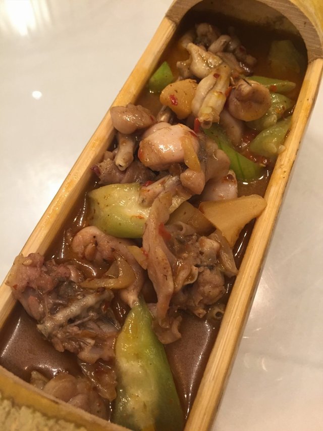 竹筒牛蛙配枸杞