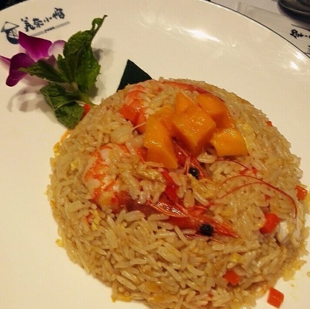 芒果海鲜炒饭