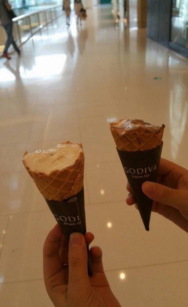 双拼巧克力冰激凌