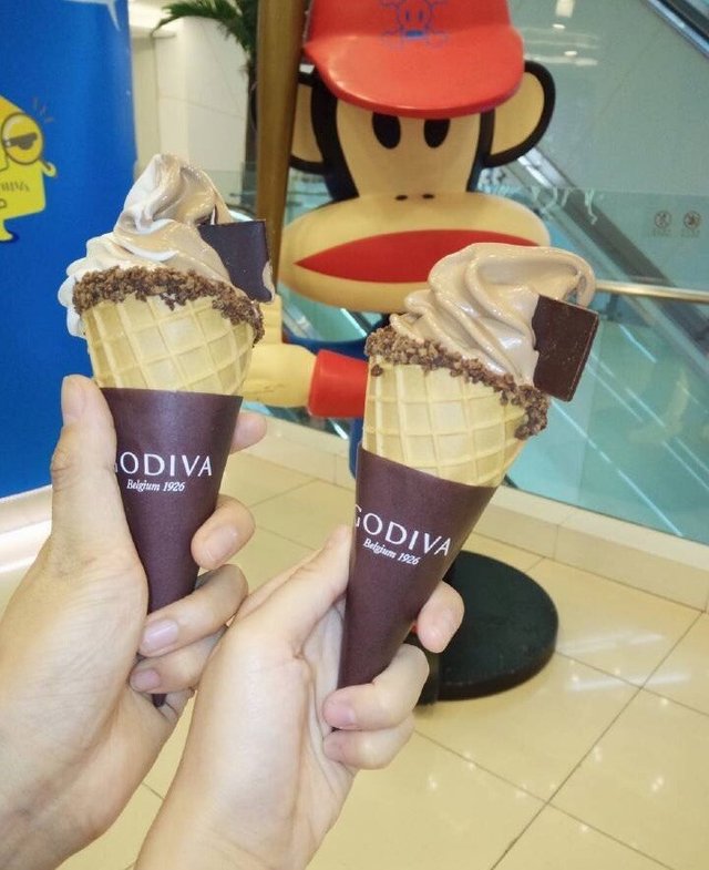 黑巧克力软冰激凌