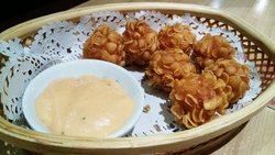 鱼子酱虾球是无折扣点餐出示手机截图就送的，炸的外酥里嫩，蘸着料倒是好吃解腻。