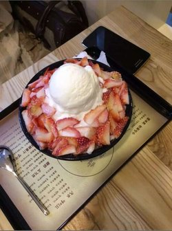 草莓雪冰