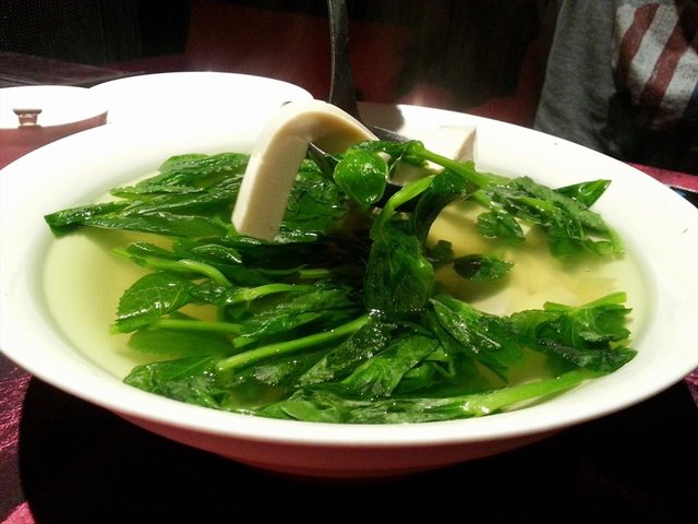 豌豆尖豆腐汤