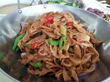 干锅油焖笋