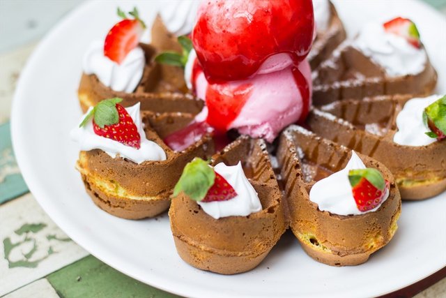 草莓冰淇淋松饼