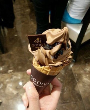 黑巧克力软冰激凌