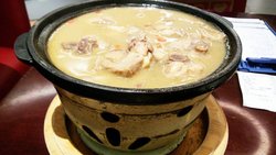 一茶一坐麻油鸡很有名，今天还是第一次尝试，会员价48米标准份，端上来就上面一点，下面是酒精炉。看起来很油，实则吃起来正好，浓郁的汤底很鲜美，鸡肉嫩而不柴。