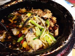 石锅沸腾鲶鱼