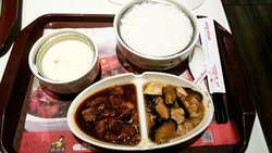味道总的来说还不错，排骨有肉有脆骨，味道属于甜咸口，料酒味略重，香菇鸡肉嫩滑略咸，米饭稍微有点硬，鸡蛋很水，大胃口的我没吃饱=￣ω￣=