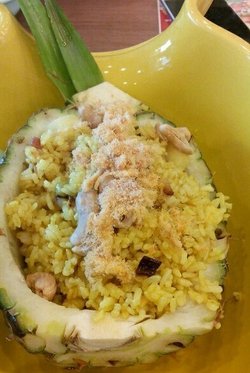 招牌菠萝海鲜炒饭