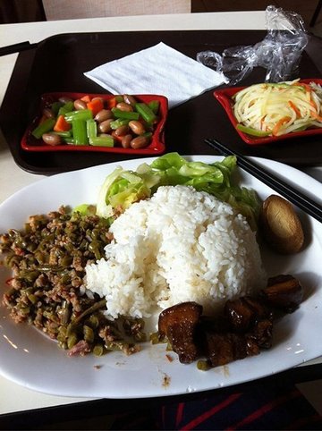 红烧肉肉末酸豆角饭