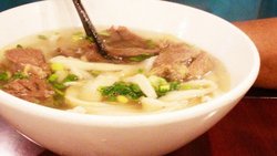 看起来是很清淡的感觉，实际上很鲜美，牛肉即大块又多，味道也正宗，面够韧劲。