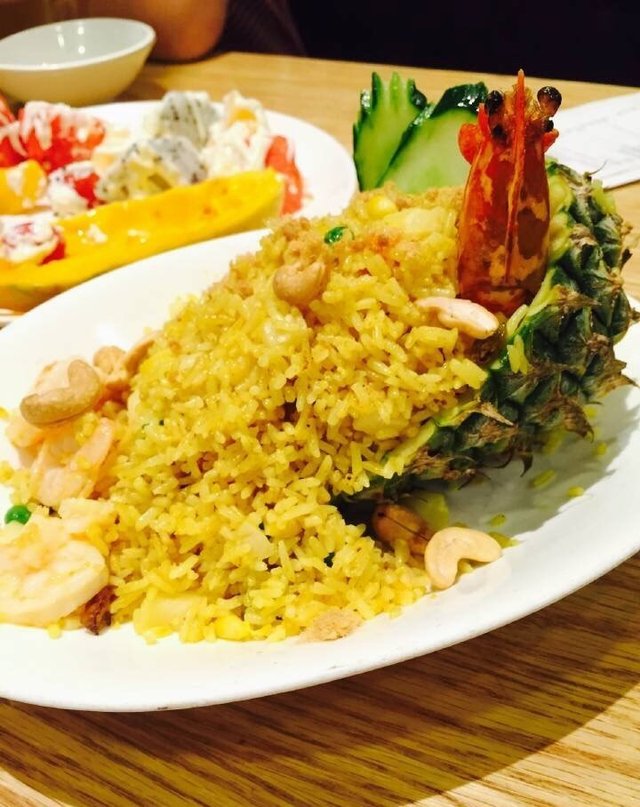菠萝海鲜焗饭