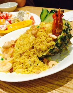 菠萝海鲜焗饭