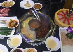 蹄花鸡汤鸳鸯锅