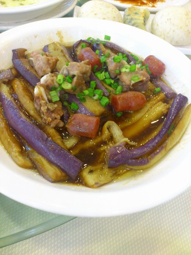 叉烧酱排骨腊肠蒸茄子