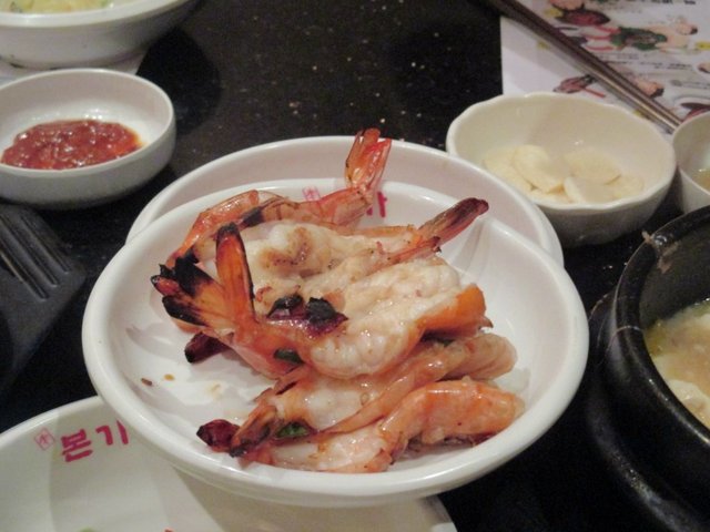 烤虾好食，肉质鲜嫩。