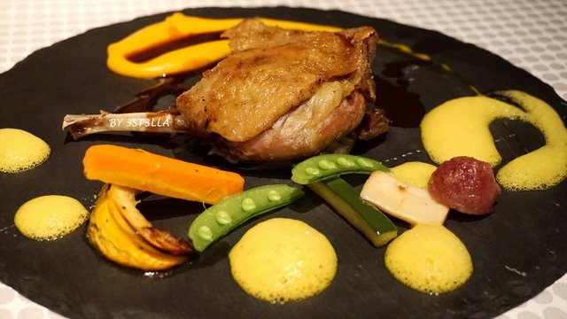 低温油封鸭腿配奶油菌菇汁
