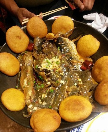 贴饼子炖鱼