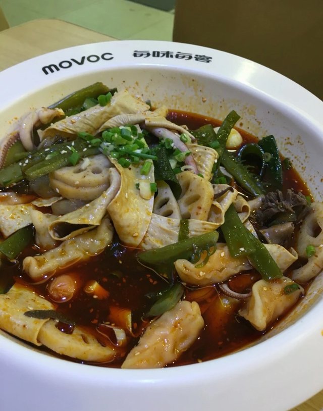 论斤称，素菜22，荤菜39元。