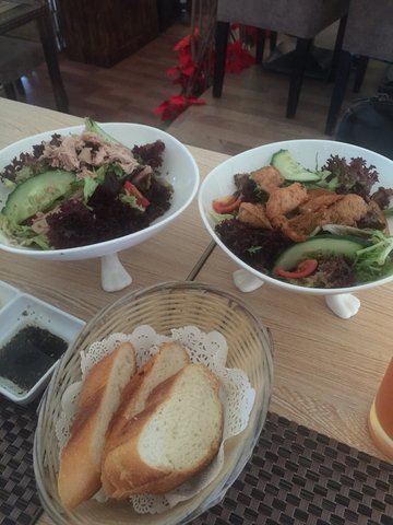 迷迭香鸡肉配罗刹红生菜