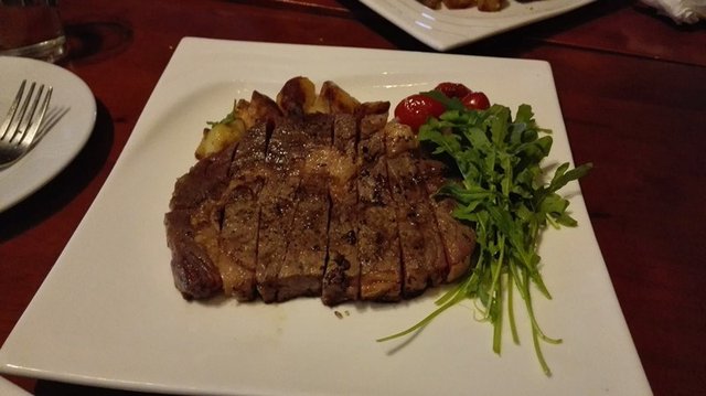 扒新西兰至尊级肉眼配烤土豆,芝麻菜,红酒黑椒汁