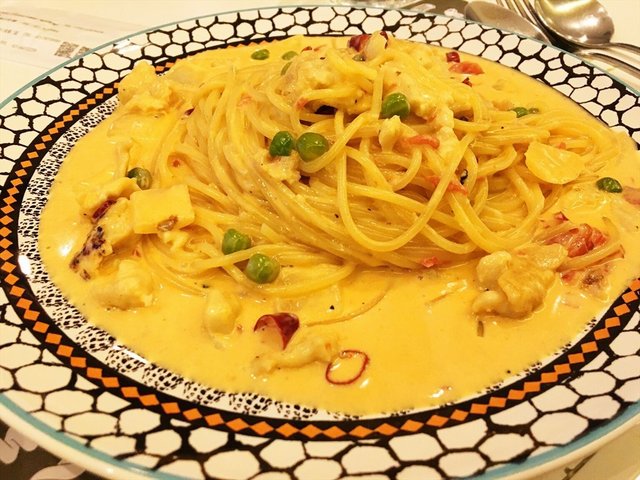 调和式辣味鸡肉面是奶油和番茄调和的酱汁，吃起来是奶香味更重些，吃到辣椒才会觉得辣，汤汁浓郁，份量挺多的，鸡肉很嫩，面属于有嚼劲的，个人很喜欢奶油类的食物，觉得很棒！