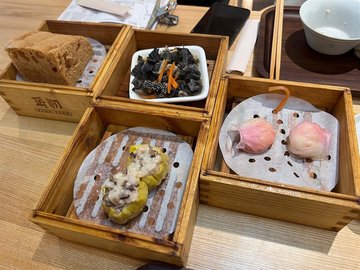 馬拉糕，薑蔥牛柏葉，九節蝦餃，醬汁燒賣