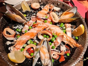 墨鱼汁海鲜饭