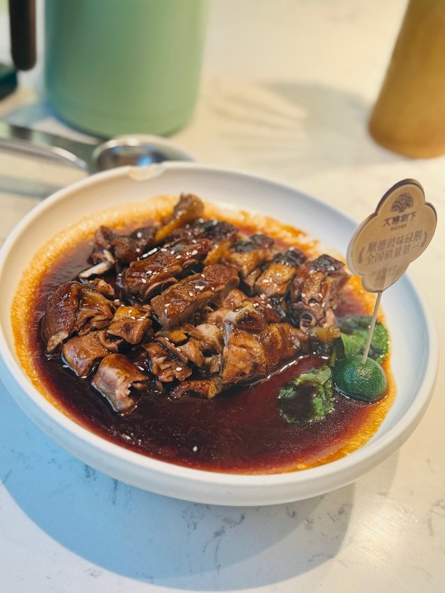 1.招牌碌鹅，不愧是招牌!肉质细嫩鲜美，酱汁咸甜口，和烧鹅很不一样，非常美味!
2.凉拌海螺片a非常惊艳，Q弹，脆爽的螺肉片，凉拌非常清爽!非常新鲜的螺肉!
3.杏鲍菇和牛肉切成丁，蒜香炒制，蒜香味浓郁，和食材结合的非常好，好吃!
4.咸蛋黄大虾，咸蛋黄和虾结合的特别好，蛋黄的咸香配上虾肉的鲜美，非常完美的一道菜!玉米裹着沙沙的蛋黄也特别美味!
5.咕噜肉，经典中的经典，非常稳定的出品!爱吃咕噜肉的请吃!停不下来!
6.辣子鸡!真的很香!鸡肉鲜香麻辣，非常爽!!!爱吃辣的朋友一定要试试!
