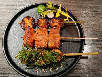 紫苏梅子鸡肉串 18元, 博多豚肉包菜卷 18元, 香菇串 18元