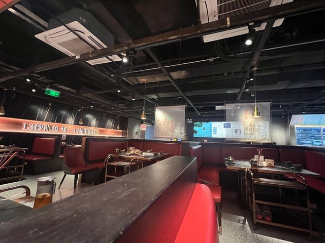 環境寬敞，以黑色為主。