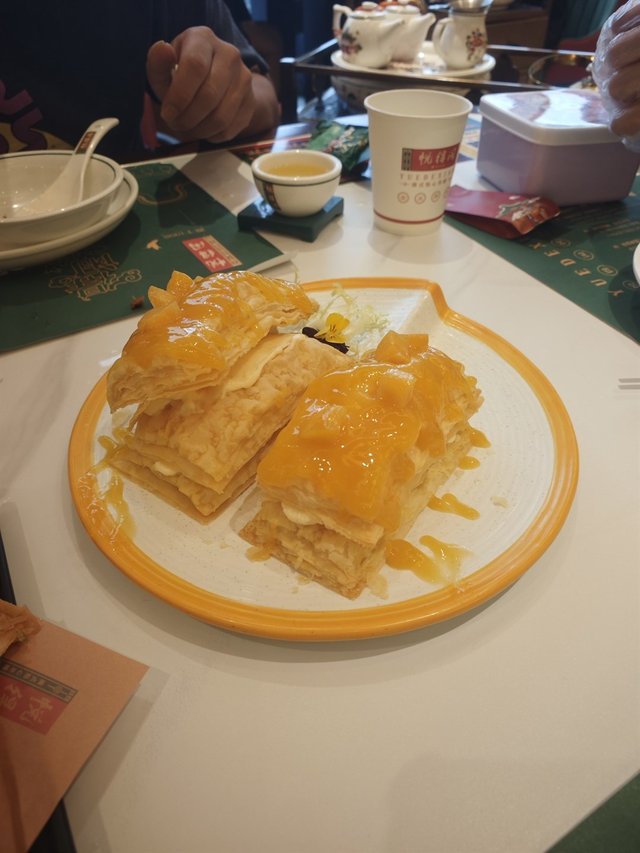 酥皮層次分明，入口鬆化到掉渣，夾著新鮮芒果肉和輕盈奶油，果香與奶香融合，甜度剛好，唔會過膩，女生和小朋友都超鍾意。