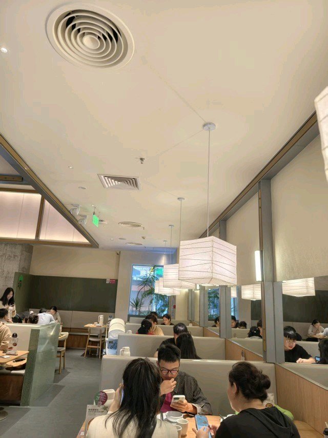 地方好大，有卡位，乾淨舒服